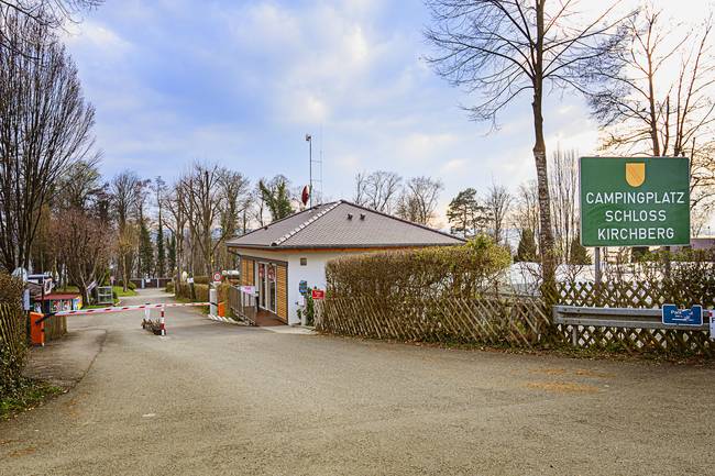 Unsere Einfahrt mit dem Rezeptionsgebäude