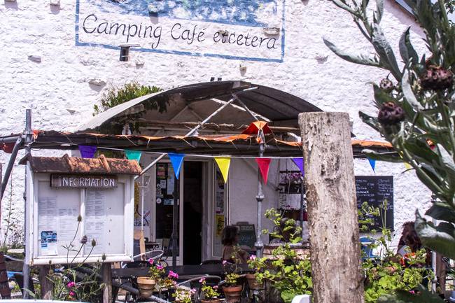 Welkom op ons terras van camping "Comme Ca" ons terras heeft een prachtig uitzicht en wordt ook bezocht door niet kampeerders voor een drankje of een pannenkoek.