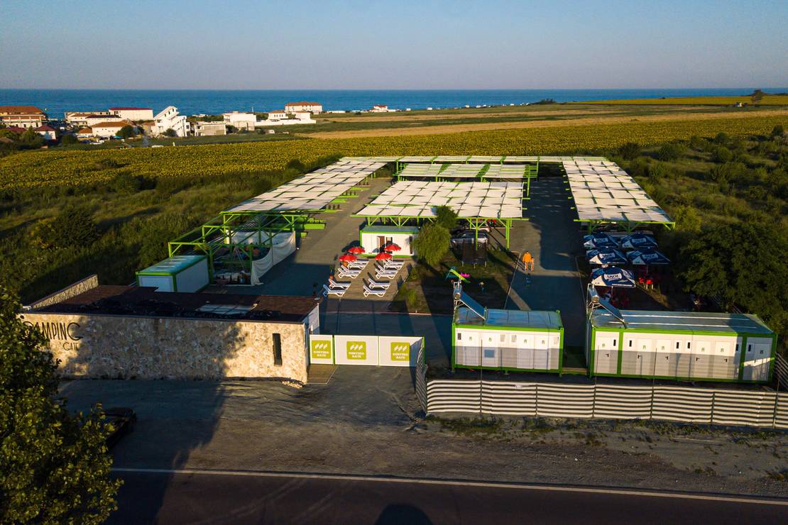 How far from the beach is CORTINA GATE VAMA VECHE?