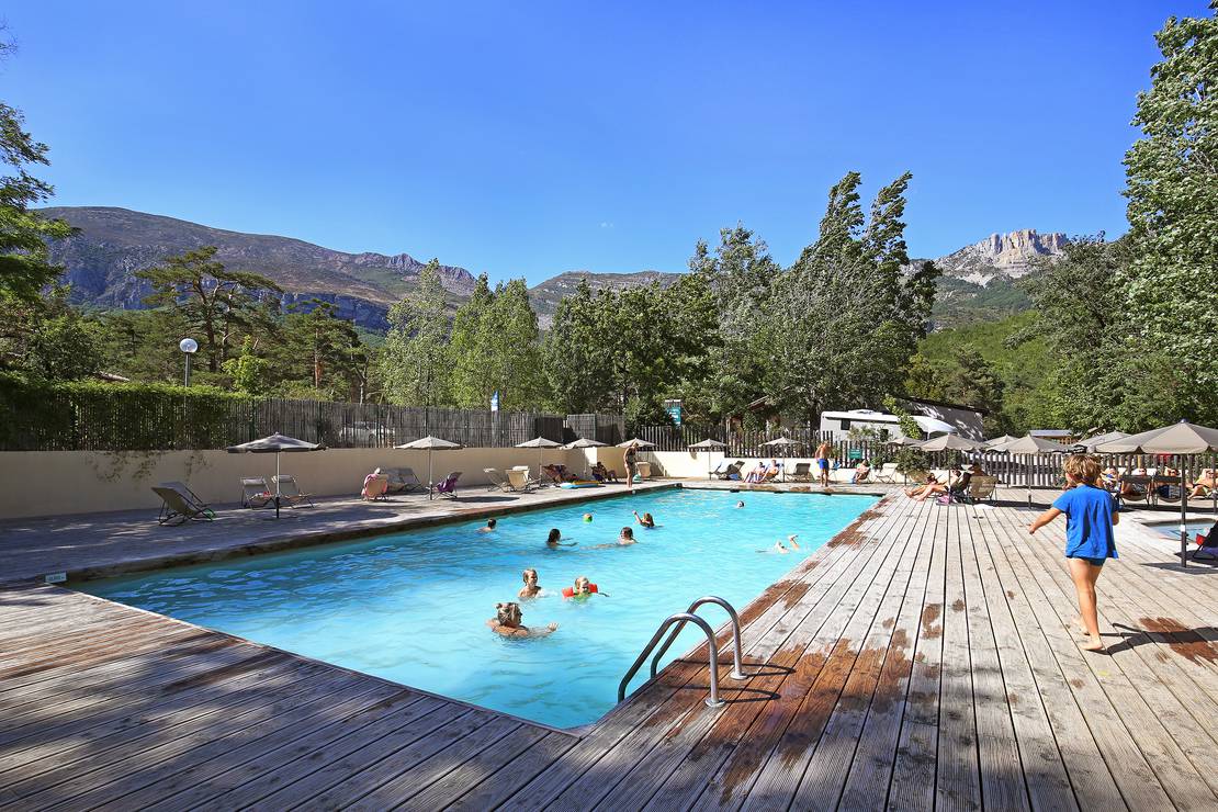 How far from the river is Huttopia Gorges Du Verdon?