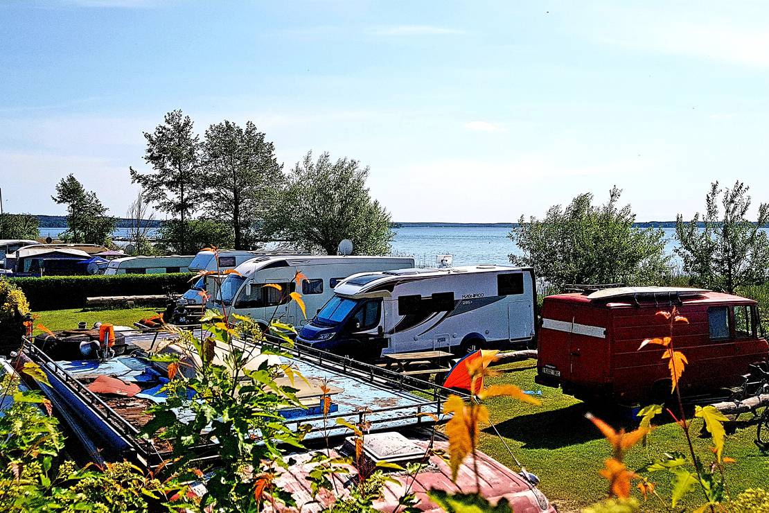 How far from the lake is Inselcamping Werder?