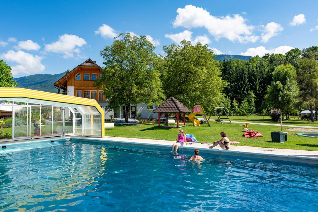 How far from the river is Naturcamping Juritz?