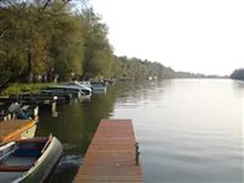 Katamarán Csónakkikötő és Kemping 3