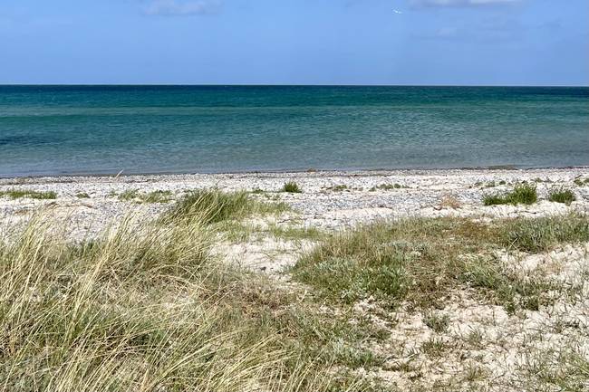 Die prachtig turquoise zee vlaknaast de camping!
