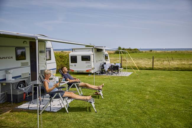 Cozy camping atmosphere near the beach – with room for both relaxation and togetherness.