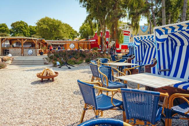 Die Ankerbar. Snacks und Getränke direkt am Strandabgang mit tollem Blick auf die See