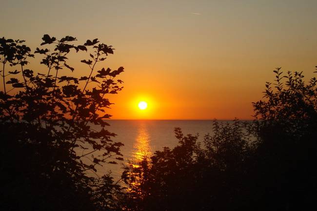 Sonnenuntergang auf dem Ostseecamp Seeblick ohne Wolken.