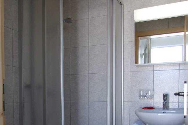 Badezimmer mit Dusche/WC in allen Zimmern des CAMPING GARNI. 
