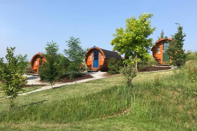 7 Schlaffässer, welche auf 2 separaten Plateaus stehen, garantieren Ihnen eine angenehme Glamping-Erfahrung.