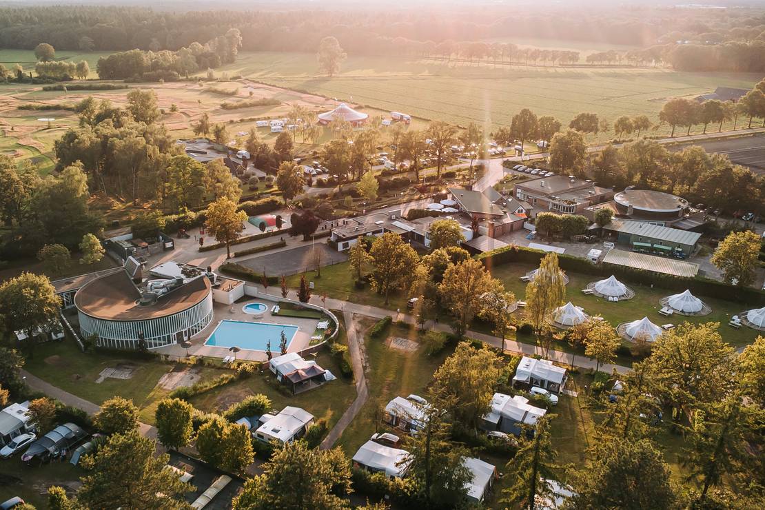 How far from the beach is Recreatiepark De Achterste Hoef?