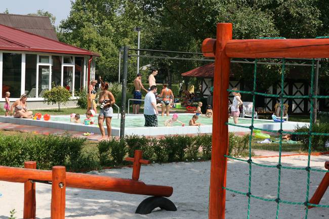 Pancsoló és játszótér
