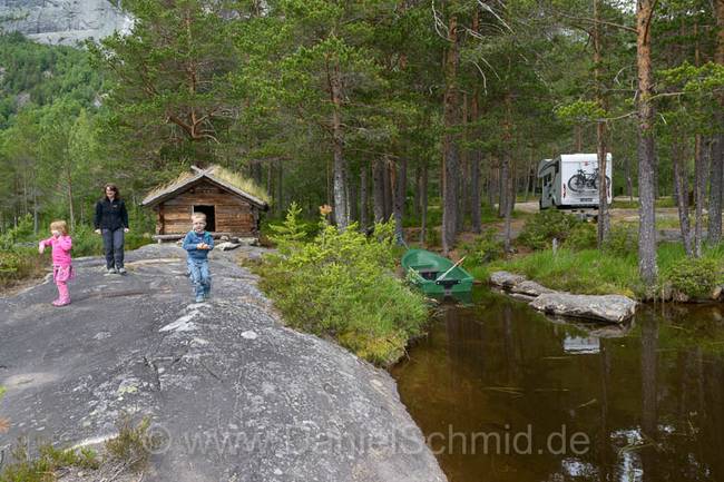 Hütte und Ruderboot
