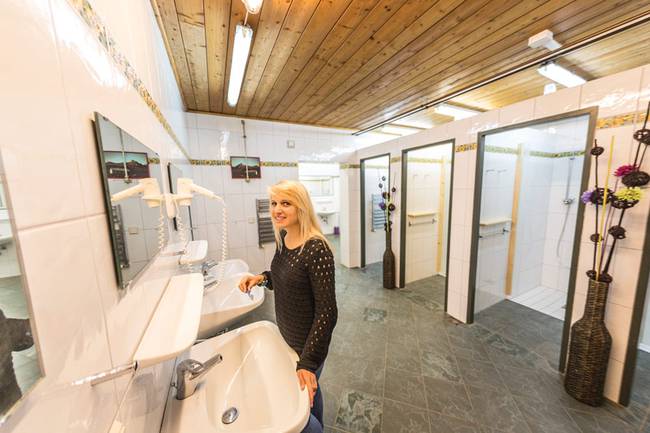 - Moderne, gepflegte Sanitäranlagen
- Barrierefreies Bad
- Waschmaschinen & Trockner