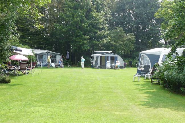 De camping wordt ook wel 'Tuincamping' genoemd door zijn inpassing in de parkachtige Engelse tuin.