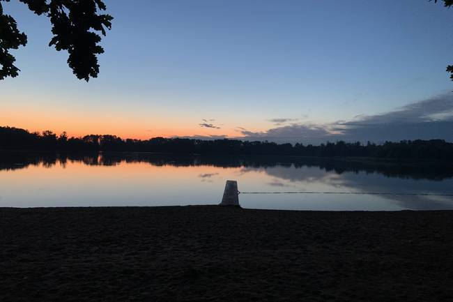 Die Sonnenuntergänge am Baggersee sind malerisch.
