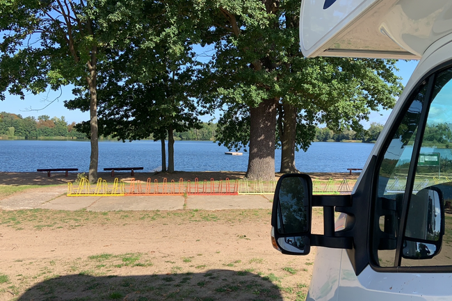 Das Campen ist sogar fast direkt am See möglich.