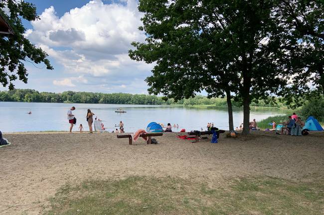 Der schöne Sandstrand direkt am Stellplatz lädt zum Verweilen ein.