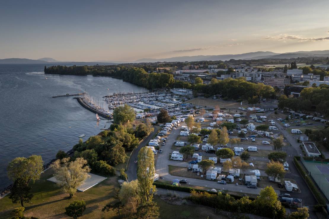 How far from the lake is TCS Camping Morges?