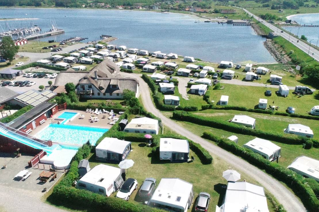 How far from the sea is Virksund Camping?