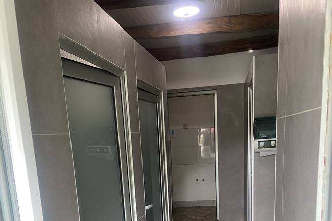 W toilets/shower cabines