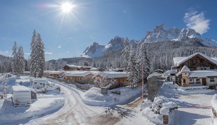 Camping en hiver, Tyrol, Camping enneigé avec vue sur la montagne